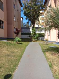 a sidewalk in front of a building at Mi casa su casa 3 in Londrina