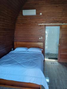 Postel nebo postele na pokoji v ubytování Pebble Beach Bungalow in Medewi Yeh Sumbul, Bali