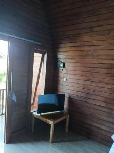 TV a/nebo společenská místnost v ubytování Pebble Beach Bungalow in Medewi Yeh Sumbul, Bali