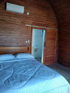 Postel nebo postele na pokoji v ubytování Pebble Beach Bungalow in Medewi Yeh Sumbul, Bali