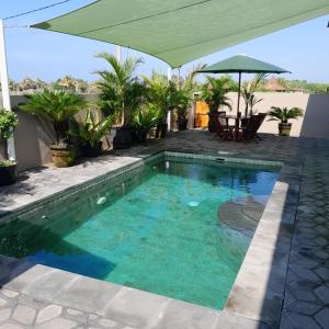 Bazén v ubytování Pebble Beach Bungalow in Medewi Yeh Sumbul, Bali nebo v jeho okolí