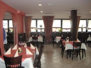 مطعم أو مكان آخر لتناول الطعام في Bliestal Hotel