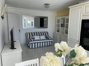 Posezení v ubytování Deux-Pièces Neuf Climatisé Face Mer à Canet-Plage - FR-1-750-76