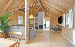 Havrvigにある4 Bedroom Cozy Home In Hvide Sandeのソファとテーブルのあるリビングルーム