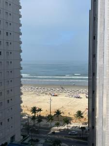 プライア・グランデにあるApto completo com vista pro marの建物から海岸を望む