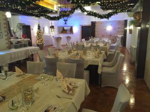 Un restaurante u otro lugar para comer en Bliestal Hotel