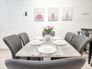 Posezení v ubytování Rawang Home near Aeon 15 Pax WIFI Game Smart TV