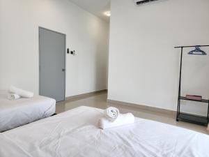 Postel nebo postele na pokoji v ubytování Rawang Home near Aeon 15 Pax WIFI Game Smart TV