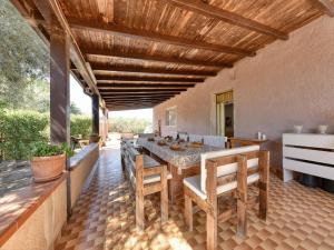 an outdoor dining room with a table and chairs at Villa with private pool in Floridia