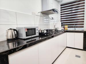 Kuchyň nebo kuchyňský kout v ubytování Rawang Home near Aeon 15 Pax WIFI Game Smart TV