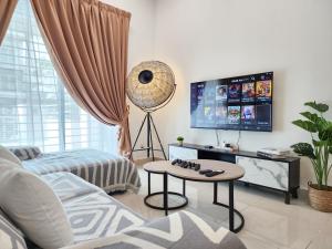 TV a/nebo společenská místnost v ubytování Rawang Home near Aeon 15 Pax WIFI Game Smart TV
