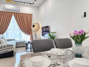 Posezení v ubytování Rawang Home near Aeon 15 Pax WIFI Game Smart TV