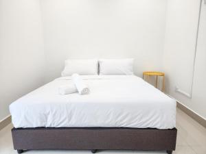 Postel nebo postele na pokoji v ubytování Rawang Home near Aeon 15 Pax WIFI Game Smart TV