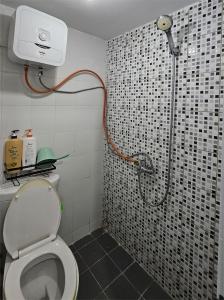 a bathroom with a shower with a toilet in it at Apartemen 2BR dekat Jakabaring Sport Center & Opi Mall in Baguskuning