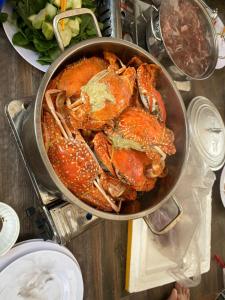 a pan filled with crabs on top of a table at Villa Hồ Tràm - Phòng Deluxe View Vườn Thoáng Đãng in Xuyên Mộc