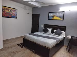 Postel nebo postele na pokoji v ubytování CR Residency - Near Us Embassy Chanakyapuri