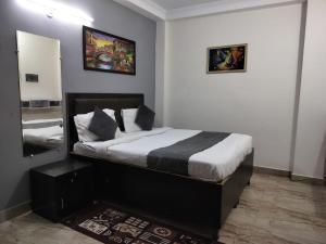 Postel nebo postele na pokoji v ubytování CR Residency - Near Us Embassy Chanakyapuri
