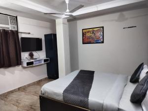 Postel nebo postele na pokoji v ubytování CR Residency - Near Us Embassy Chanakyapuri