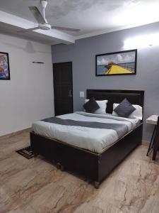 Postel nebo postele na pokoji v ubytování CR Residency - Near Us Embassy Chanakyapuri