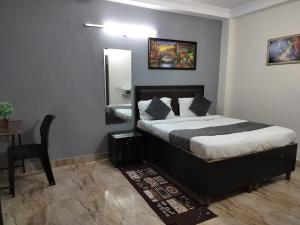 Postel nebo postele na pokoji v ubytování CR Residency - Near Us Embassy Chanakyapuri