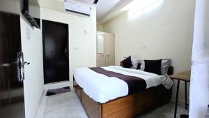 Postel nebo postele na pokoji v ubytování CR Residency - Near Us Embassy Chanakyapuri