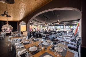 a dining room with tables and chairs in a restaurant at Hostal Brisa Marina in Port d'Alcudia