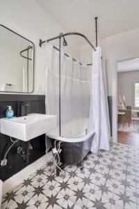 Ένα μπάνιο στο Stay Portland - Beautiful Brooklyn 1 Bed Apt
