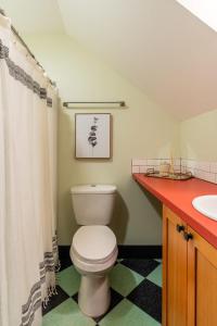 un bagno con un water e un lavandino di Stay Portland - Perfect Portland Micro By Top Shopping & Dinning a Portland