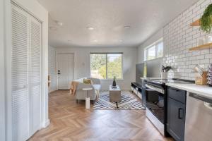 Η κουζίνα ή μικρή κουζίνα στο Stay Portland Collection - The Perfect Artist's Retreat in Woodstock