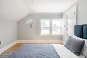 ein Schlafzimmer mit einem Bett und einem Fenster in der Unterkunft Stay Portland - Classic 1920s Alberta Four Bedroom Haven in Portland
