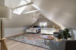 un soggiorno con un divano e un tavolo di Stay Portland - Luxurious Alphabet District Home - 99 Walk Score a Portland