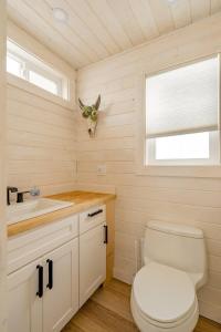 Ένα μπάνιο στο Stay Portland - The Tiny Oasis Steps to Local Coffee & Restaurants