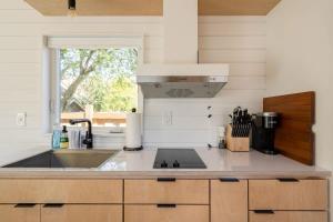 Kuchyň nebo kuchyňský kout v ubytování Stay Portland - Mesa Tiny House Oasis on Alberta
