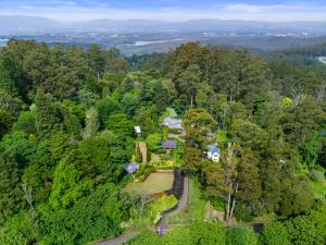 丹德农山StayAU Bayview Candlewick Suite SPA in Dandenong的森林中房屋的空中景观