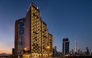 un edificio alto con molte finestre in una città di Atria Business Bay a Dubai