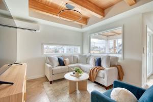 Χώρος καθιστικού στο Alberta Arts-tastic Townhouse - 91 WalkScore