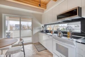 Η κουζίνα ή μικρή κουζίνα στο Alberta Arts-tastic Townhouse - 91 WalkScore +59 φωτογραφίες