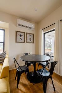 Χώρος καθιστικού στο Stay Portland - Fresh Farmhouse Remodel in SE Portland 96BikeScore
