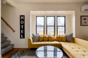 Χώρος καθιστικού στο Stay Portland - Fresh Farmhouse Remodel in SE Portland 96BikeScore