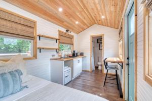 Η κουζίνα ή μικρή κουζίνα στο Stay Portland - Tiny Farmhouse - Walk to Local Shops & Restaurants