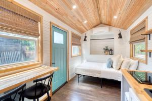 Ένα ή περισσότερα κρεβάτια σε δωμάτιο στο Stay Portland - Tiny Farmhouse - Walk to Local Shops & Restaurants +36 φωτογραφίες