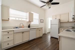 Η κουζίνα ή μικρή κουζίνα στο Stay Portland - Spacious 4 bedroom home w two kitchens +39 φωτογραφίες