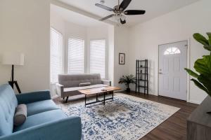 Χώρος καθιστικού στο Stay Portland - Spacious 4 bedroom home w two kitchens