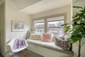 Posezení v ubytování Stay Portland - Sun-Filled Buckman Studio!