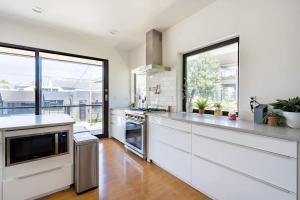 Kuchyň nebo kuchyňský kout v ubytování Stay Portland - Unique 8 BR Private Home in Pearl District