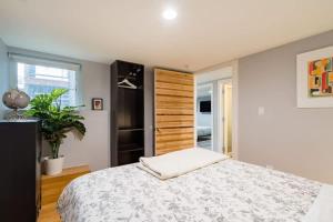 Postel nebo postele na pokoji v ubytování Stay Portland - Unique 8 BR Private Home in Pearl District + 62 fotografií