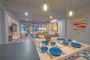 Ruang duduk di Private apartment in Huaikwang