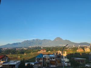 巴图Athara Villas的一座有房屋和山脉的城市
