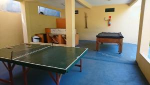Instalaciones para jugar ping pong en Itaoca Pousada Camping o alrededores