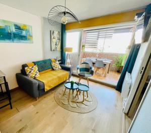 A seating area at Le Cosy Des Goélands, T2 proche de la mer